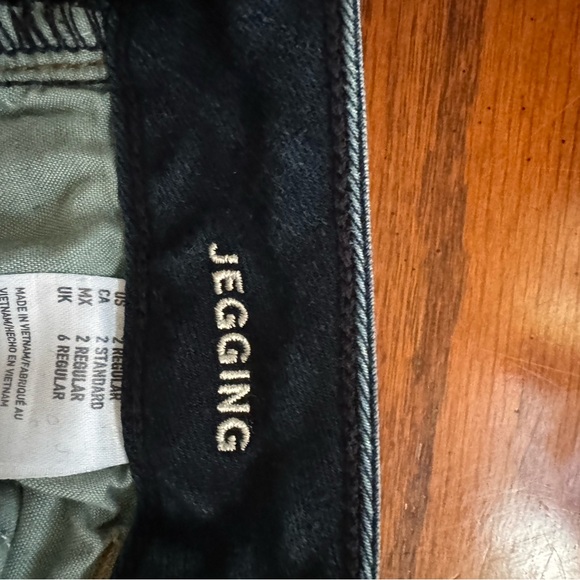 American Eagle Outfitters Denim - Dark Blue American Eagle Jegging Size 2.